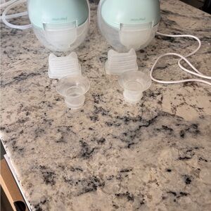 Wearable Breast Pump in Mint Green